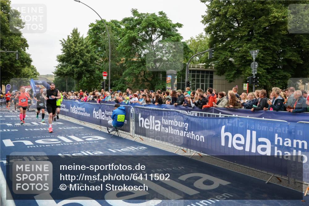 30.06.2024 - hella hamburg halbmarathon Michael Strokosch http://msf.ph/oto/6411502 30.06.2024 11:08:11 Ziel 506, 517, 1221, 3621, 4065, 11164, 11202, 13297 meine-sportfotos.de