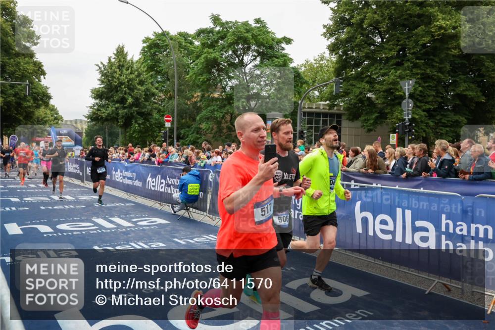 30.06.2024 - hella hamburg halbmarathon Michael Strokosch http://msf.ph/oto/6411570 30.06.2024 11:08:14 Ziel 506, 517, 1221, 1696, 3621, 4065, 4152, 5853, 8696, 11164, 11202, 11673, 13297 meine-sportfotos.de