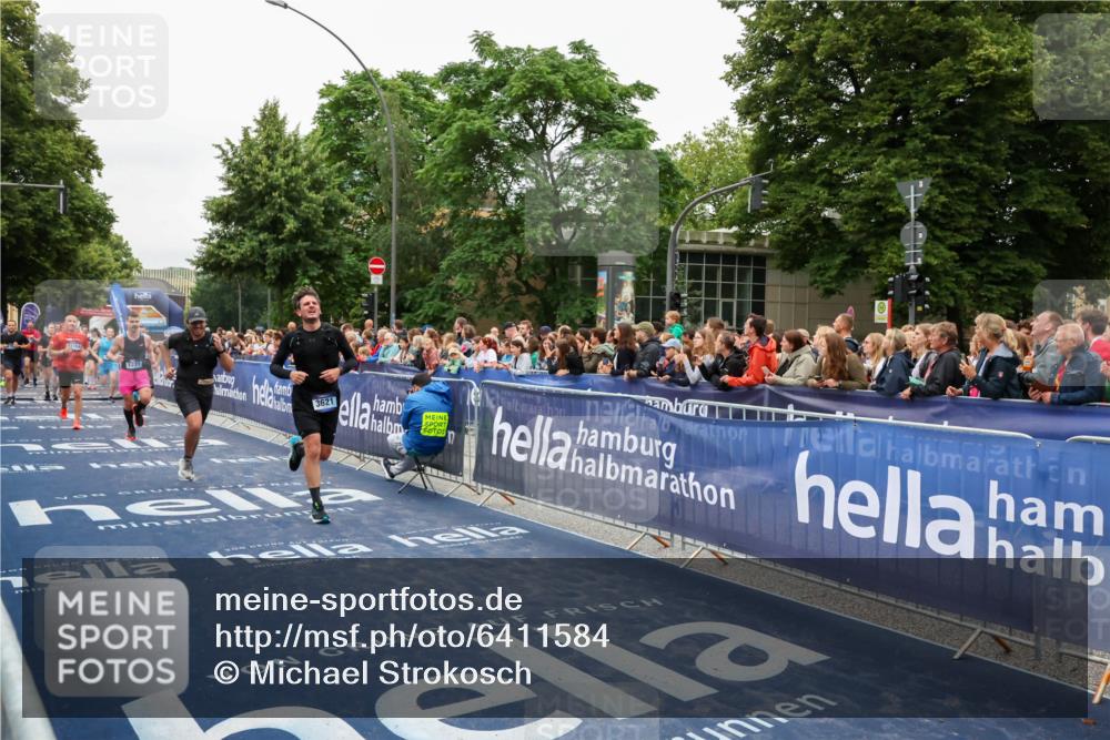 30.06.2024 - hella hamburg halbmarathon Michael Strokosch http://msf.ph/oto/6411584 30.06.2024 11:08:15 Ziel 506, 517, 1125, 1221, 1696, 3621, 4065, 4152, 5853, 8696, 11164, 11202, 11673, 13297 meine-sportfotos.de