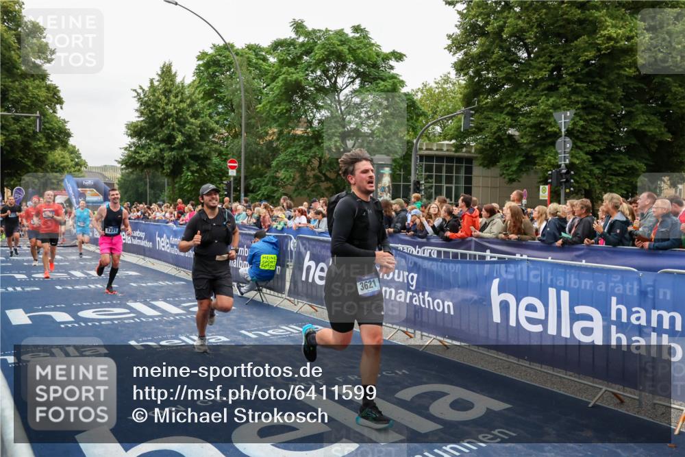 30.06.2024 - hella hamburg halbmarathon Michael Strokosch http://msf.ph/oto/6411599 30.06.2024 11:08:16 Ziel 506, 517, 1125, 1221, 1696, 3621, 4065, 4152, 5853, 5981, 6336, 8696, 10442, 11164, 11202, 11673 meine-sportfotos.de