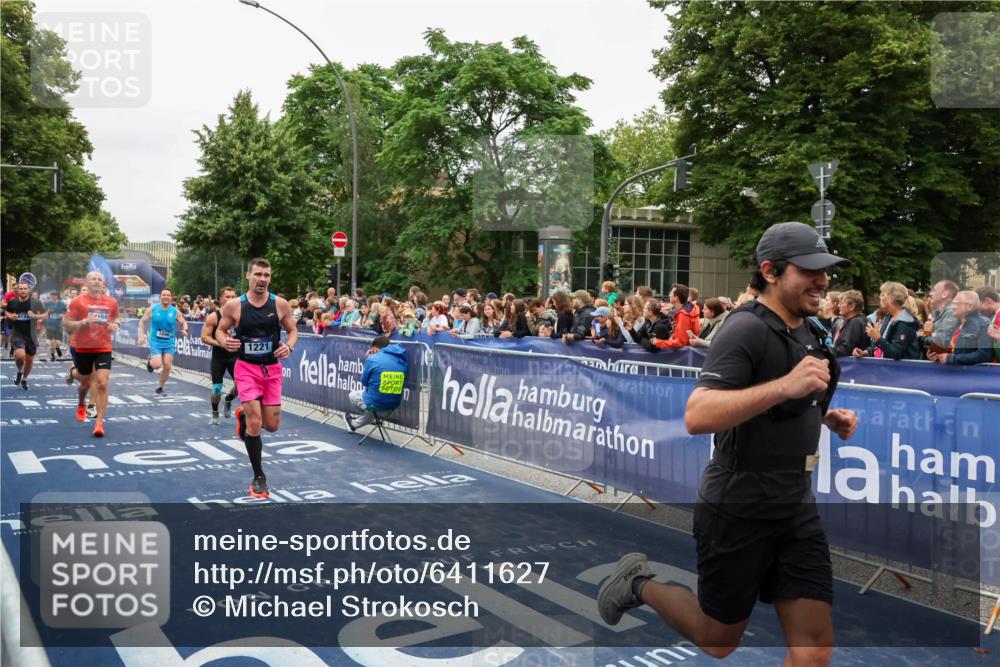 30.06.2024 - hella hamburg halbmarathon Michael Strokosch http://msf.ph/oto/6411627 30.06.2024 11:08:17 Ziel 1125, 1221, 1696, 3621, 4152, 5853, 5981, 6336, 8696, 9251, 10442, 11164, 11202, 11673 meine-sportfotos.de