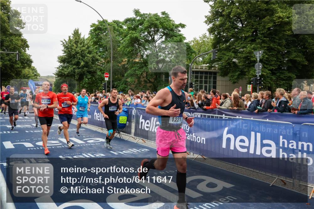 30.06.2024 - hella hamburg halbmarathon Michael Strokosch http://msf.ph/oto/6411647 30.06.2024 11:08:18 Ziel 1125, 1221, 1696, 3621, 3726, 4152, 5853, 5981, 6336, 8696, 9103, 9251, 10442, 10824, 11164, 11202, 11673, 12228 meine-sportfotos.de