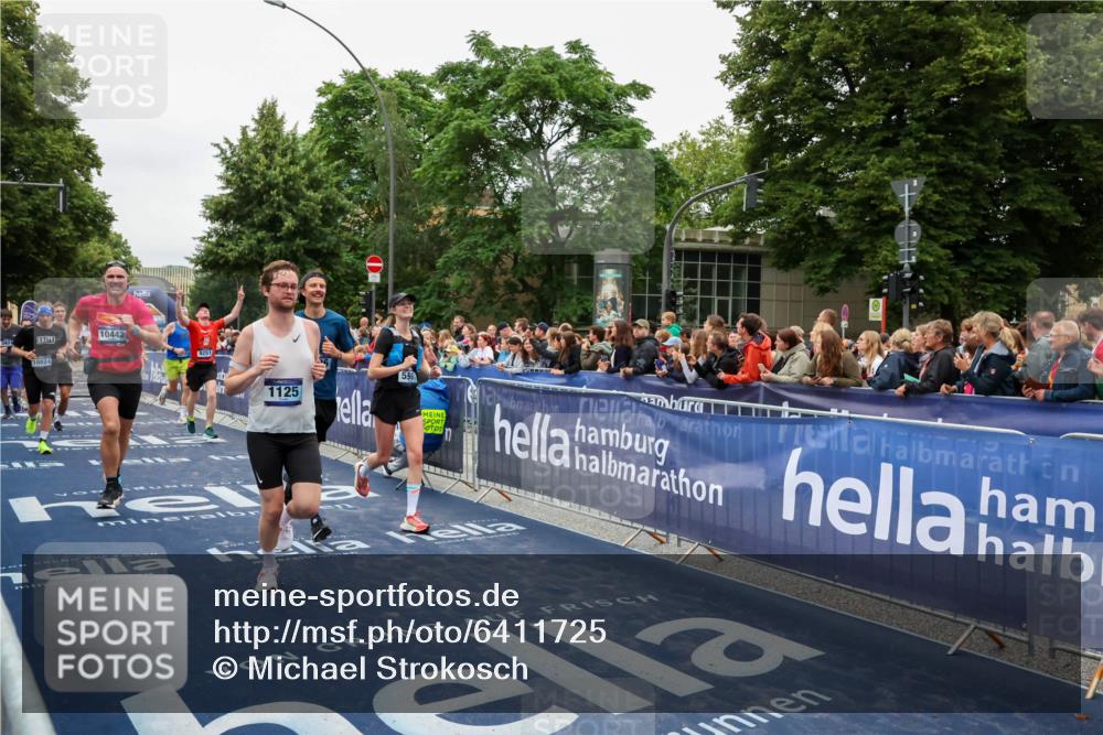 30.06.2024 - hella hamburg halbmarathon Michael Strokosch http://msf.ph/oto/6411725 30.06.2024 11:08:22 Ziel 1125, 3130, 3401, 3726, 4152, 5981, 6336, 8696, 8967, 9103, 9251, 10442, 10824, 11934, 12228 meine-sportfotos.de