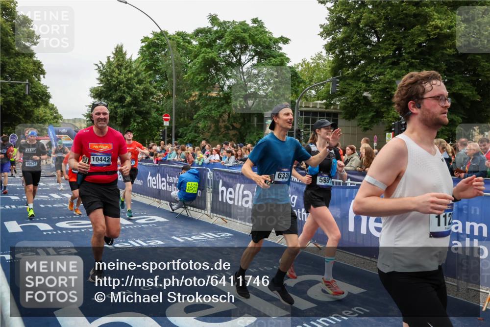 30.06.2024 - hella hamburg halbmarathon Michael Strokosch http://msf.ph/oto/6411746 30.06.2024 11:08:23 Ziel 1125, 3130, 3401, 3726, 4152, 5981, 6336, 8967, 9103, 9251, 10442, 10824, 11934, 12228 meine-sportfotos.de