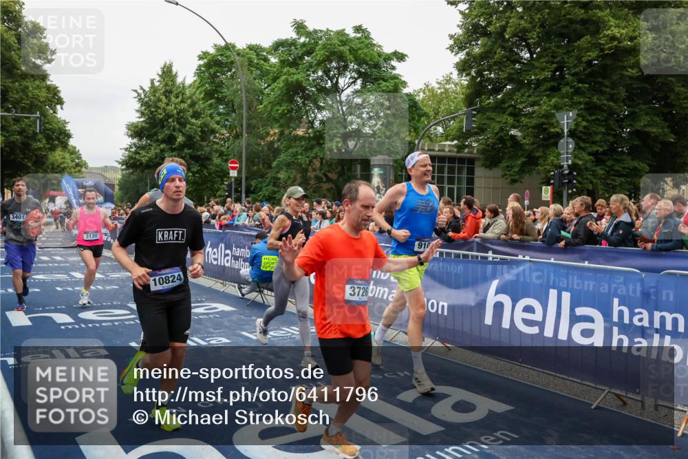 30.06.2024 - hella hamburg halbmarathon Michael Strokosch http://msf.ph/oto/6411796 30.06.2024 11:08:25 Ziel 3130, 3401, 3726, 5302, 5981, 6336, 8967, 9103, 9251, 10442, 10824, 11934, 12228 meine-sportfotos.de