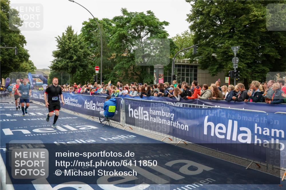 30.06.2024 - hella hamburg halbmarathon Michael Strokosch http://msf.ph/oto/6411850 30.06.2024 11:08:31 Ziel 542, 5302, 5822, 9468, 10770 meine-sportfotos.de