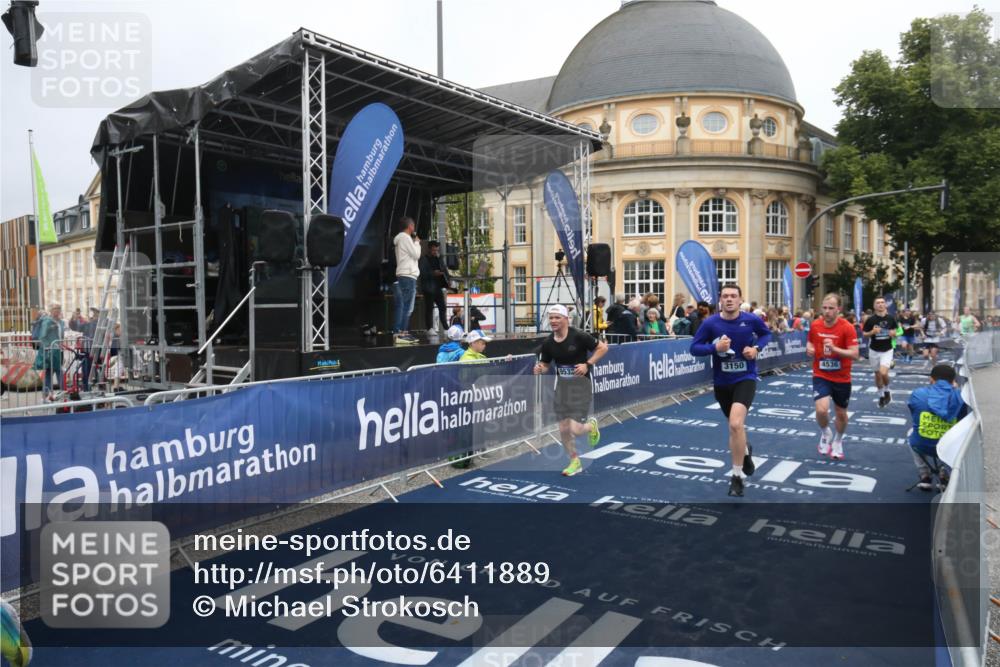 30.06.2024 - hella hamburg halbmarathon Michael Strokosch http://msf.ph/oto/6411889 30.06.2024 10:40:42 Ziel 1902, 3150, 4536, 7929, 8966, 9082, 9532, 9732, 9980, 11576, 12390 meine-sportfotos.de