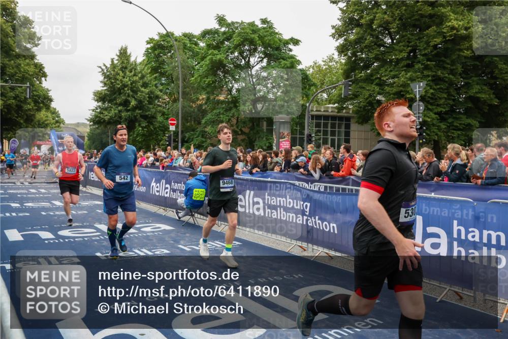 30.06.2024 - hella hamburg halbmarathon Michael Strokosch http://msf.ph/oto/6411890 30.06.2024 11:08:33 Ziel 542, 5302, 5822, 9468, 10770 meine-sportfotos.de