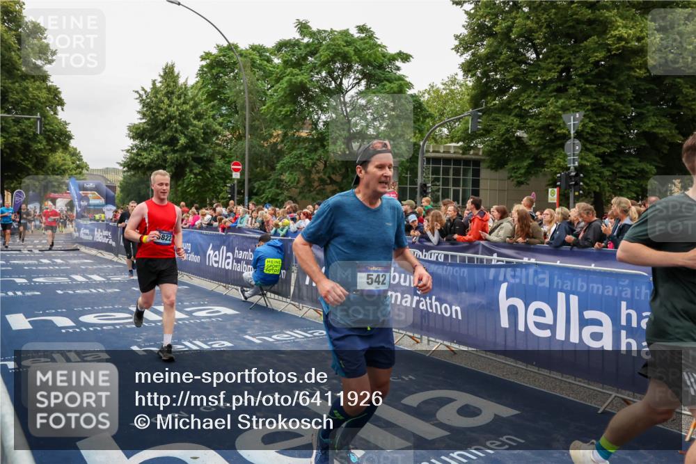 30.06.2024 - hella hamburg halbmarathon Michael Strokosch http://msf.ph/oto/6411926 30.06.2024 11:08:34 Ziel 542, 900, 5302, 5822, 8427, 9465, 9468, 10770 meine-sportfotos.de