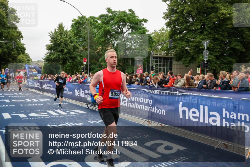 30.06.2024 - hella hamburg halbmarathon Michael Strokosch http://msf.ph/oto/6411934 30.06.2024 11:08:35 Ziel 542, 900, 5822, 8427, 9465, 9468, 10770 meine-sportfotos.de