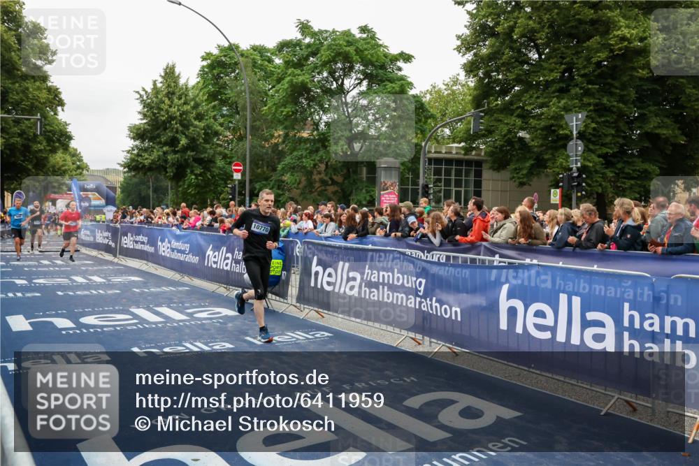 30.06.2024 - hella hamburg halbmarathon Michael Strokosch http://msf.ph/oto/6411959 30.06.2024 11:08:36 Ziel 542, 900, 5822, 8427, 9465, 10770 meine-sportfotos.de