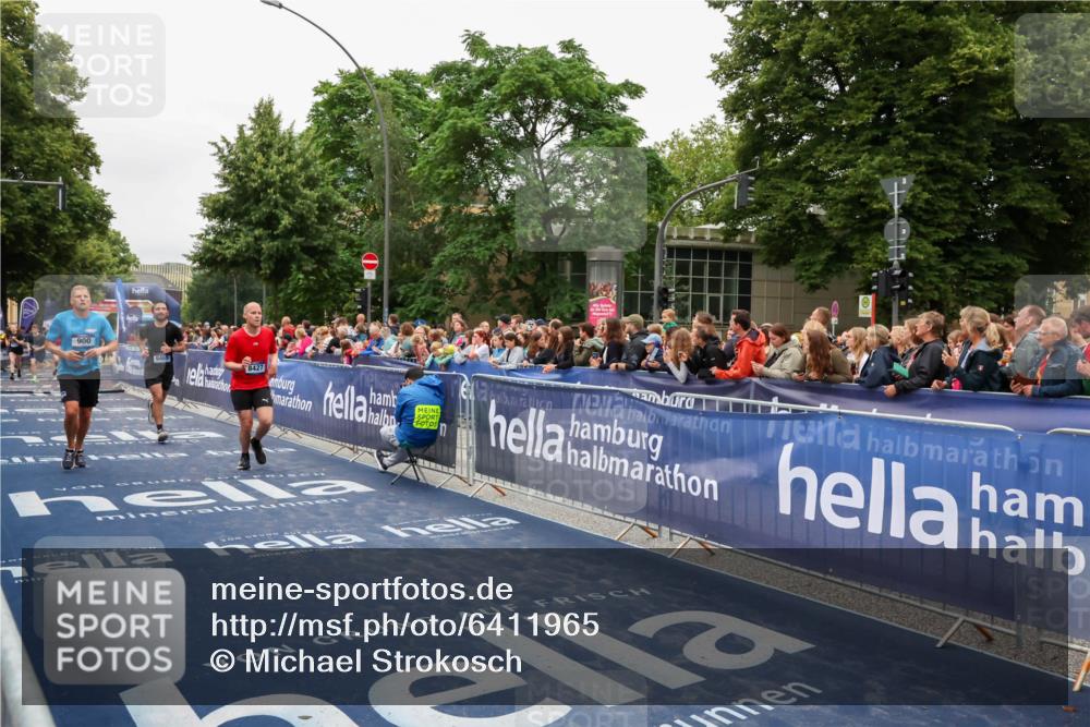 30.06.2024 - hella hamburg halbmarathon Michael Strokosch http://msf.ph/oto/6411965 30.06.2024 11:08:39 Ziel 900, 3371, 8427, 9465, 10415, 10770, 13301, 13410 meine-sportfotos.de