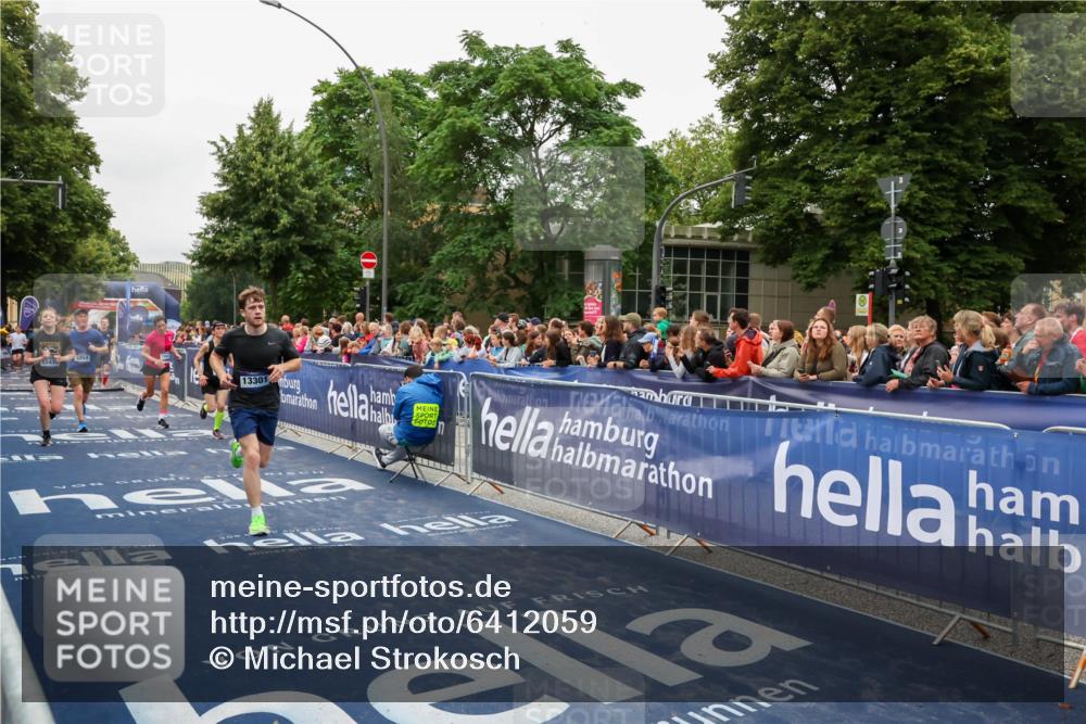 30.06.2024 - hella hamburg halbmarathon Michael Strokosch http://msf.ph/oto/6412059 30.06.2024 11:08:44 Ziel 3269, 3371, 10415, 11262, 13301, 13410 meine-sportfotos.de