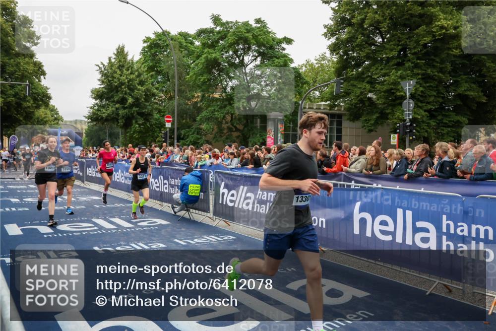 30.06.2024 - hella hamburg halbmarathon Michael Strokosch http://msf.ph/oto/6412078 30.06.2024 11:08:45 Ziel 3269, 3371, 5275, 5276, 9987, 10415, 11262, 12553, 13301, 13410 meine-sportfotos.de