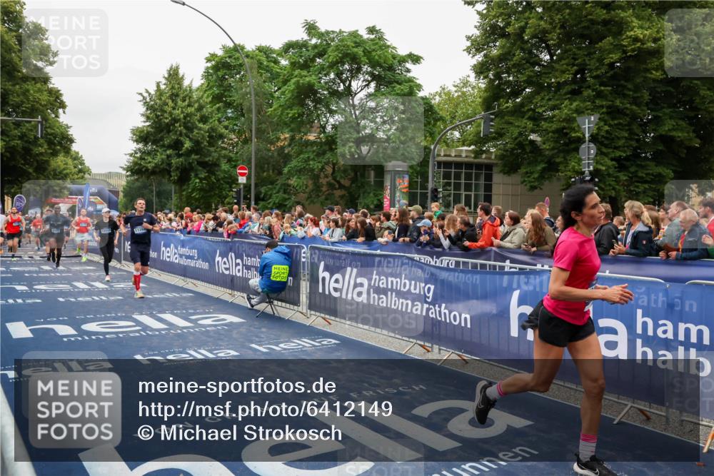 30.06.2024 - hella hamburg halbmarathon Michael Strokosch http://msf.ph/oto/6412149 30.06.2024 11:08:48 Ziel 1941, 2000, 3269, 3371, 5275, 5276, 8299, 9987, 10415, 10888, 11262, 12553, 13402, 13410 meine-sportfotos.de