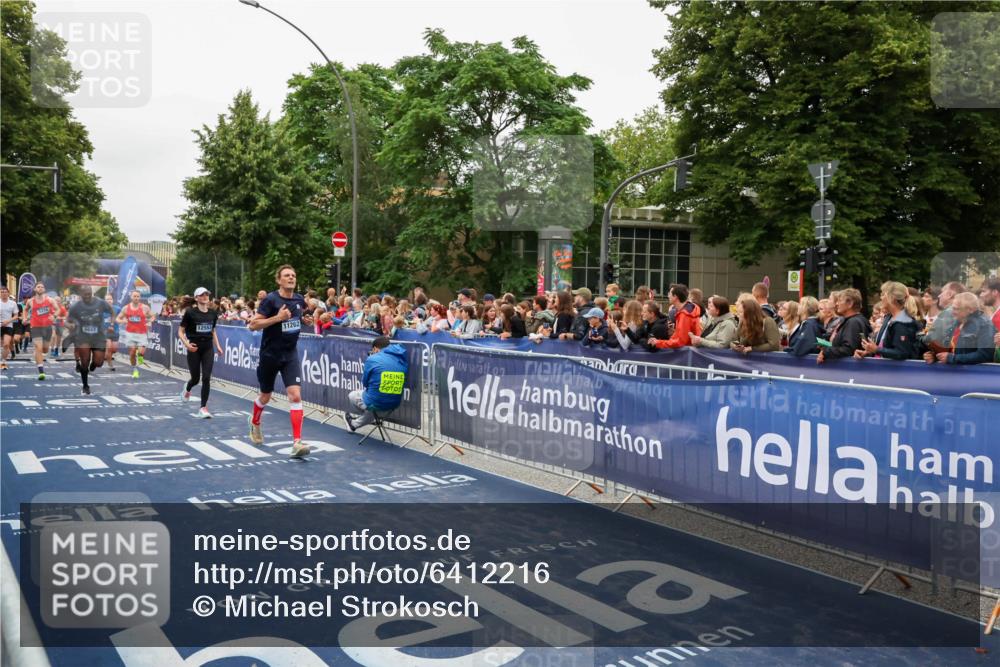 30.06.2024 - hella hamburg halbmarathon Michael Strokosch http://msf.ph/oto/6412216 30.06.2024 11:08:49 Ziel 1941, 2000, 3269, 3912, 5275, 5276, 8298, 8299, 9987, 10888, 11262, 12553, 13402 meine-sportfotos.de