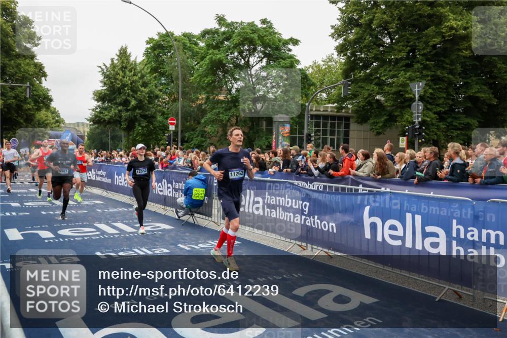 30.06.2024 - hella hamburg halbmarathon Michael Strokosch http://msf.ph/oto/6412239 30.06.2024 11:08:50 Ziel 1941, 2000, 3912, 5275, 5276, 6742, 8298, 8299, 9987, 10888, 11262, 12553, 13402 meine-sportfotos.de