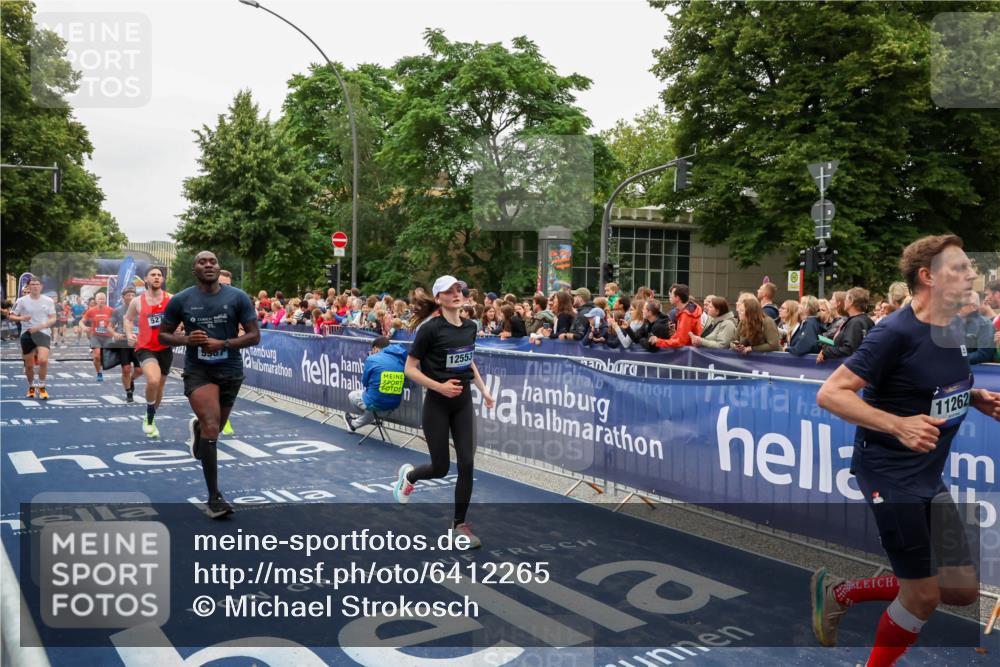 30.06.2024 - hella hamburg halbmarathon Michael Strokosch http://msf.ph/oto/6412265 30.06.2024 11:08:51 Ziel 1941, 2000, 2886, 3912, 5275, 5276, 6742, 7901, 8298, 8299, 9987, 10888, 11262, 12553, 13402 meine-sportfotos.de
