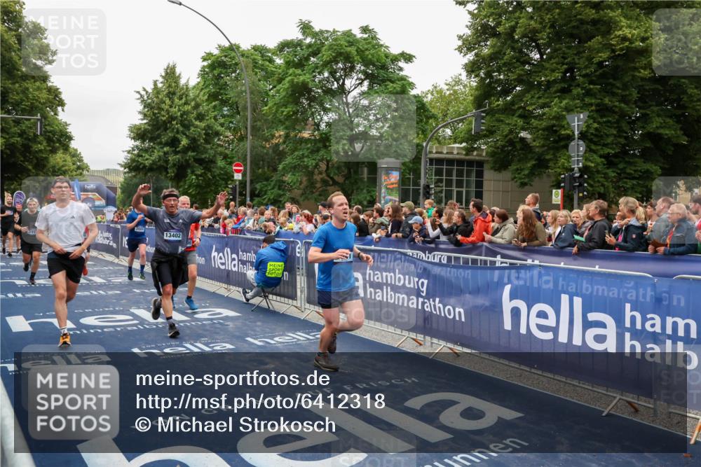 30.06.2024 - hella hamburg halbmarathon Michael Strokosch http://msf.ph/oto/6412318 30.06.2024 11:08:53 Ziel 1941, 2000, 2886, 3912, 5275, 5276, 6350, 6742, 7010, 7901, 8298, 8299, 9987, 10246, 10888, 12553, 13402 meine-sportfotos.de