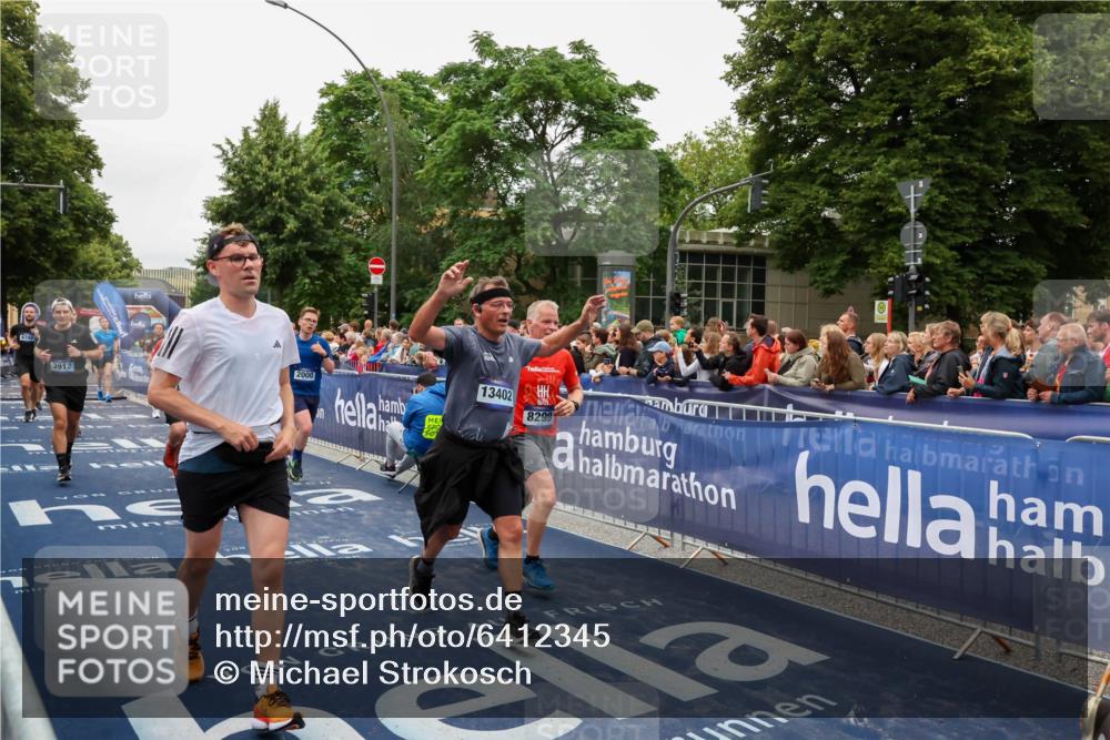 30.06.2024 - hella hamburg halbmarathon Michael Strokosch http://msf.ph/oto/6412345 30.06.2024 11:08:54 Ziel 1941, 2000, 2886, 3912, 5275, 5276, 6350, 6742, 7010, 7901, 8298, 8299, 9987, 10246, 10888, 12553, 13402 meine-sportfotos.de