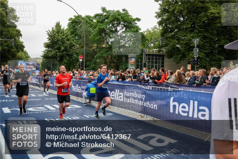 30.06.2024 - hella hamburg halbmarathon Michael Strokosch http://msf.ph/oto/6412367 30.06.2024 11:08:55 Ziel 1941, 2000, 2886, 3912, 6350, 6742, 7010, 7901, 8223, 8298, 8299, 10246, 10888, 13402 meine-sportfotos.de