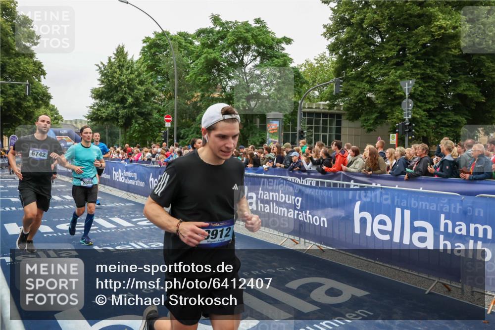 30.06.2024 - hella hamburg halbmarathon Michael Strokosch http://msf.ph/oto/6412407 30.06.2024 11:08:57 Ziel 2000, 2886, 3912, 5274, 6350, 6742, 7010, 7901, 8223, 8298, 9864, 10246 meine-sportfotos.de