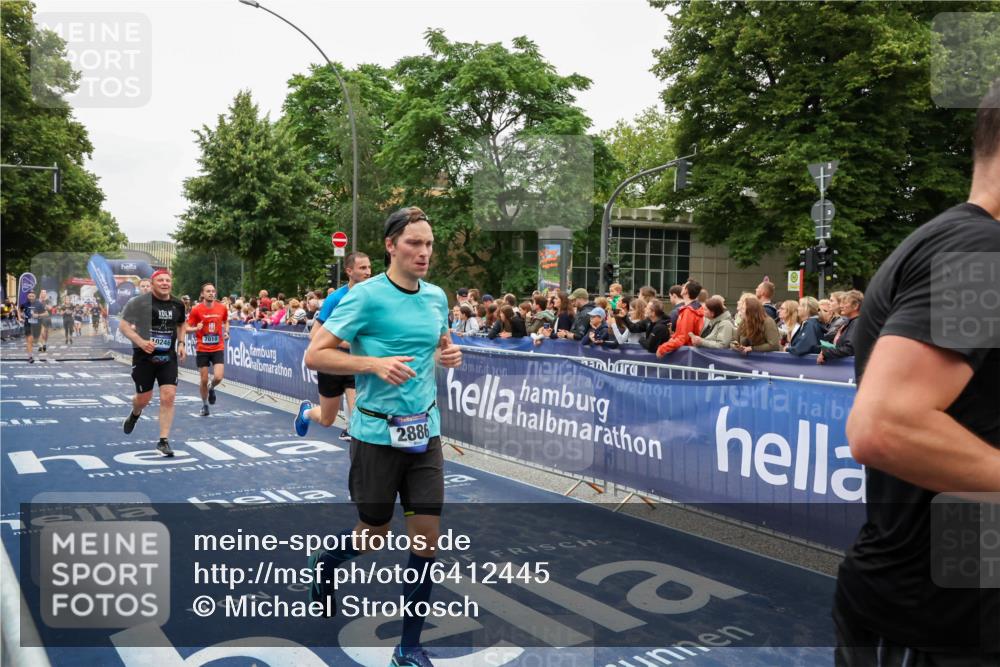 30.06.2024 - hella hamburg halbmarathon Michael Strokosch http://msf.ph/oto/6412445 30.06.2024 11:08:58 Ziel 2886, 3912, 5274, 6350, 6742, 7010, 7901, 8223, 8298, 9864, 10246 meine-sportfotos.de