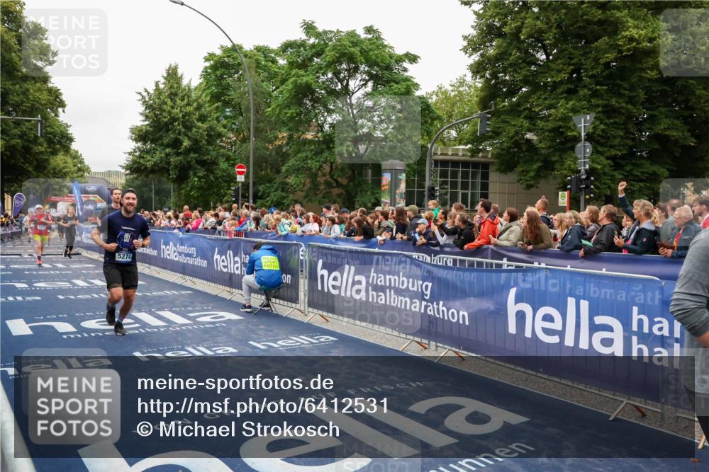 30.06.2024 - hella hamburg halbmarathon Michael Strokosch http://msf.ph/oto/6412531 30.06.2024 11:09:02 Ziel 1918, 5274, 5957, 7010, 8223, 9864, 10246 meine-sportfotos.de