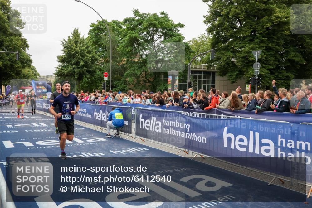 30.06.2024 - hella hamburg halbmarathon Michael Strokosch http://msf.ph/oto/6412540 30.06.2024 11:09:03 Ziel 1918, 5274, 5957, 8223, 9864, 10390 meine-sportfotos.de