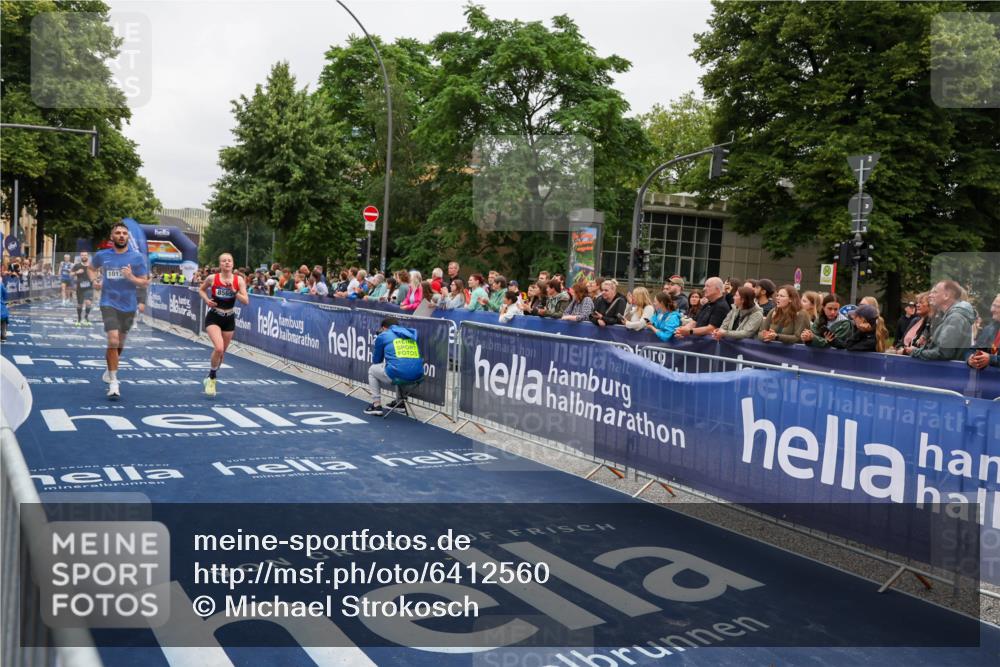 30.06.2024 - hella hamburg halbmarathon Michael Strokosch http://msf.ph/oto/6412560 30.06.2024 10:38:22 Ziel 1727, 4894, 7954, 8565, 10067, 10178 meine-sportfotos.de