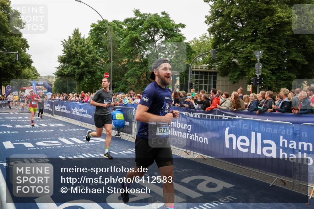 30.06.2024 - hella hamburg halbmarathon Michael Strokosch http://msf.ph/oto/6412583 30.06.2024 11:09:04 Ziel 1918, 5274, 5957, 8223, 9864, 10390, 11421, 11923 meine-sportfotos.de