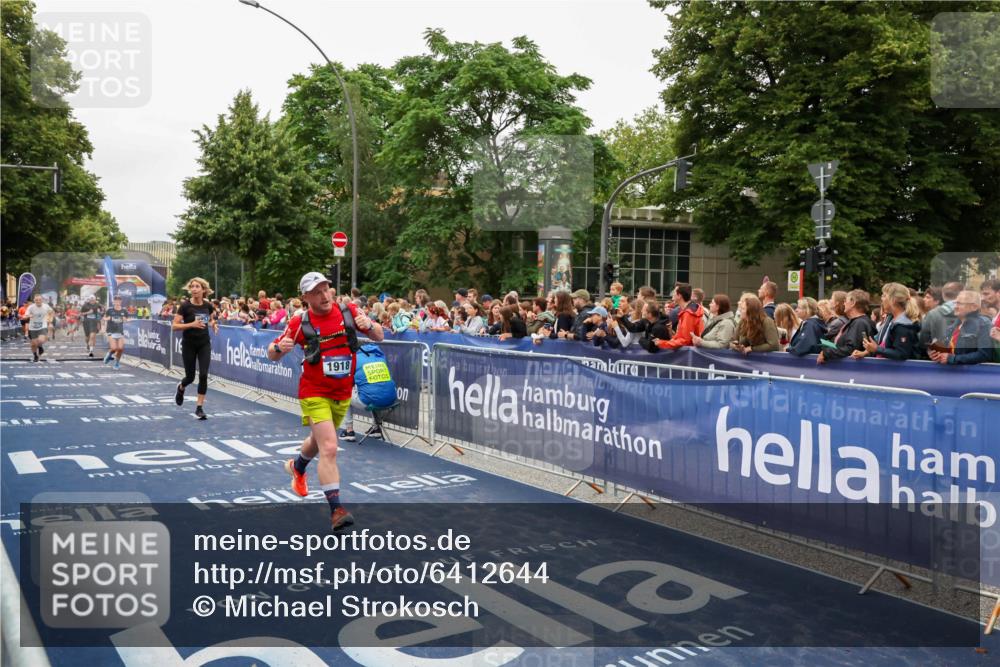 30.06.2024 - hella hamburg halbmarathon Michael Strokosch http://msf.ph/oto/6412644 30.06.2024 11:09:06 Ziel 1918, 5957, 9864, 10390, 10916, 11421, 11923 meine-sportfotos.de