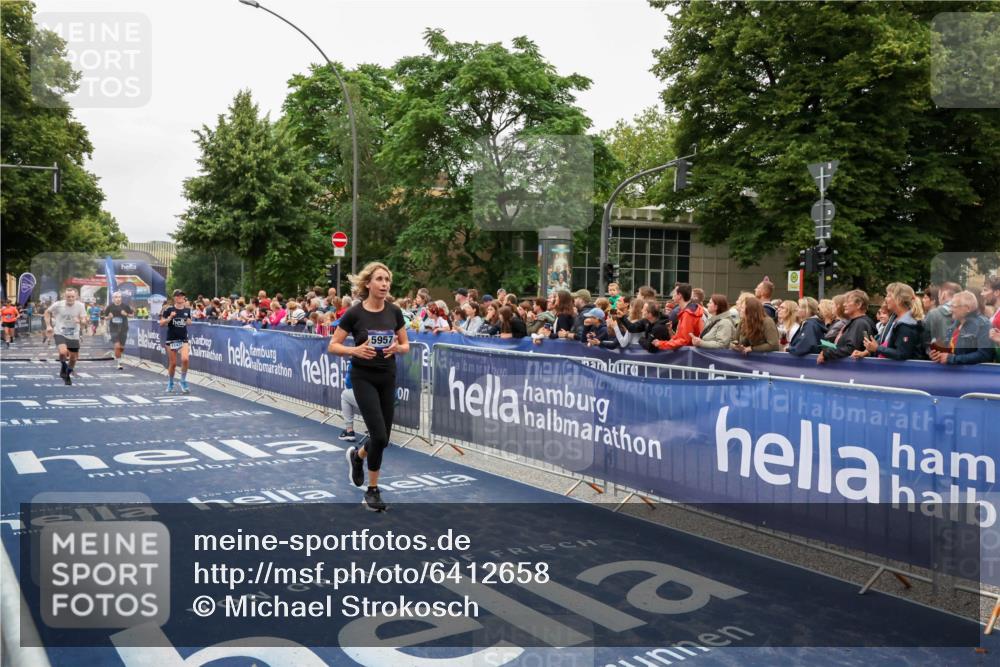 30.06.2024 - hella hamburg halbmarathon Michael Strokosch http://msf.ph/oto/6412658 30.06.2024 11:09:07 Ziel 1918, 5957, 10390, 10916, 11421, 11923 meine-sportfotos.de