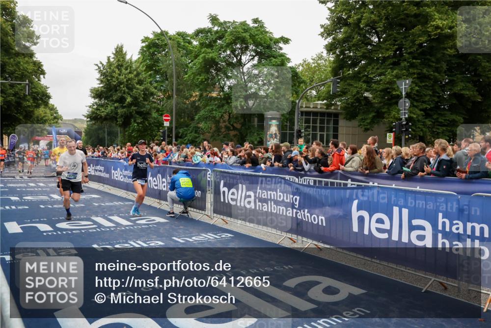 30.06.2024 - hella hamburg halbmarathon Michael Strokosch http://msf.ph/oto/6412665 30.06.2024 11:09:09 Ziel 4574, 5957, 7488, 10390, 10916, 11421, 11923 meine-sportfotos.de