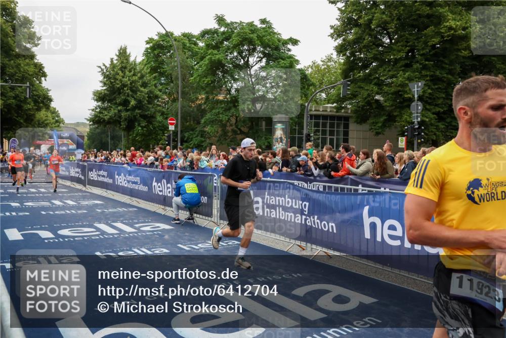 30.06.2024 - hella hamburg halbmarathon Michael Strokosch http://msf.ph/oto/6412704 30.06.2024 11:09:12 Ziel 802, 4574, 6091, 7488, 9277, 10390, 10916, 11421, 11923 meine-sportfotos.de