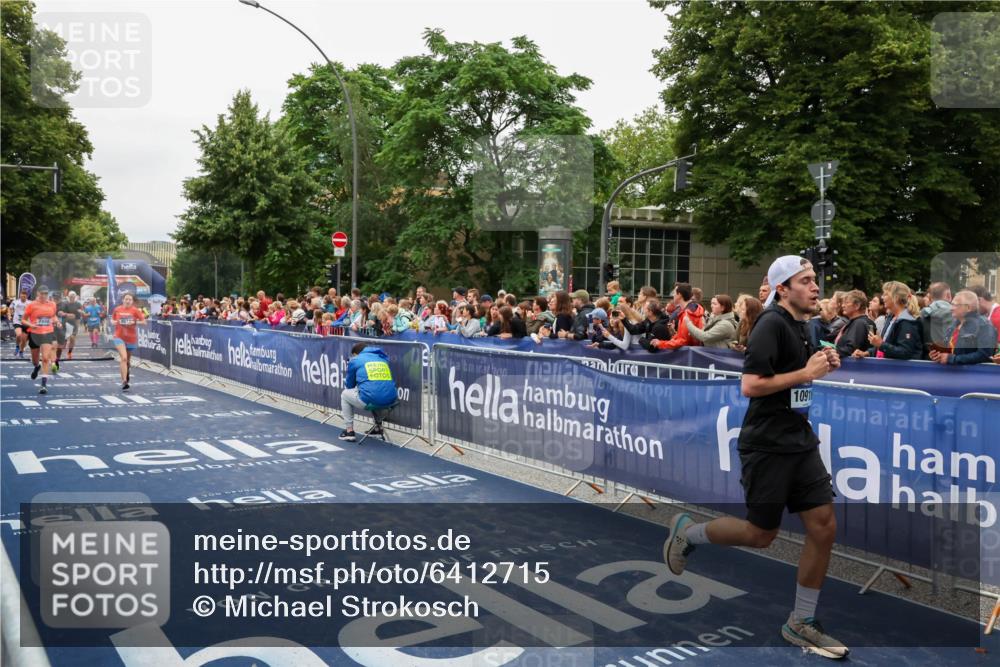 30.06.2024 - hella hamburg halbmarathon Michael Strokosch http://msf.ph/oto/6412715 30.06.2024 11:09:13 Ziel 802, 4574, 6091, 7488, 9277, 10916, 11421, 11721, 11923 meine-sportfotos.de