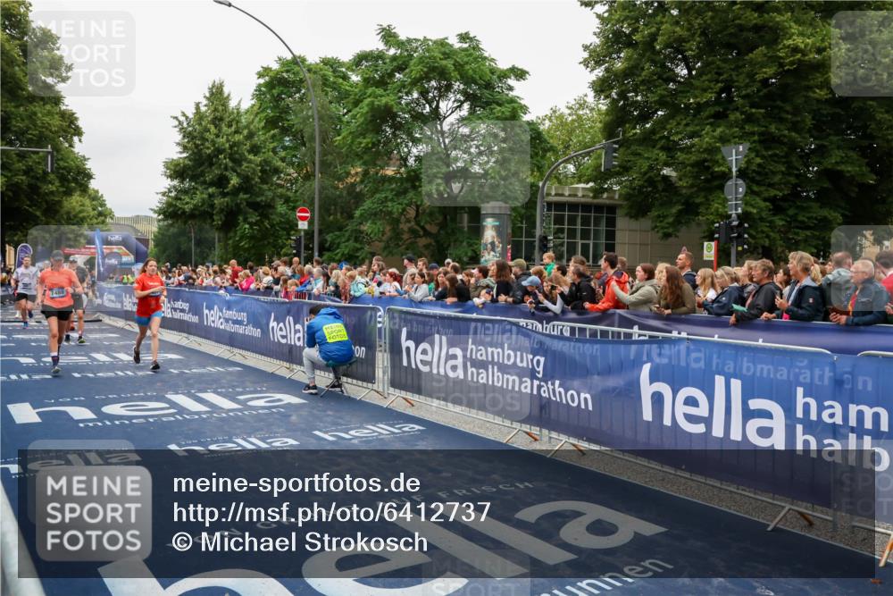30.06.2024 - hella hamburg halbmarathon Michael Strokosch http://msf.ph/oto/6412737 30.06.2024 11:09:14 Ziel 802, 4574, 6091, 7488, 7863, 9277, 10916, 11721 meine-sportfotos.de