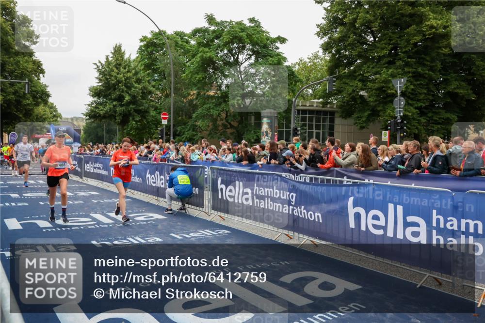 30.06.2024 - hella hamburg halbmarathon Michael Strokosch http://msf.ph/oto/6412759 30.06.2024 11:09:15 Ziel 802, 4574, 5213, 6091, 7488, 7863, 9277, 11721 meine-sportfotos.de