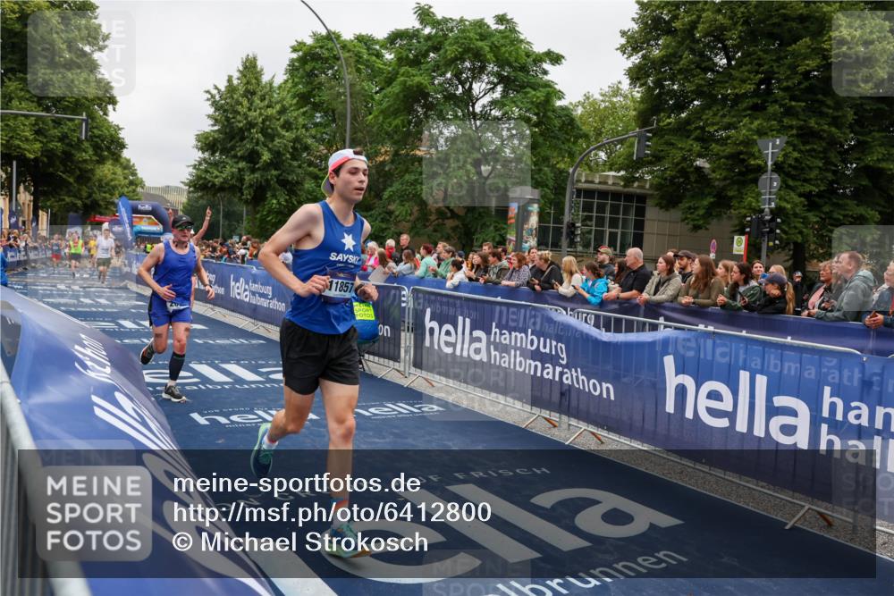 30.06.2024 - hella hamburg halbmarathon Michael Strokosch http://msf.ph/oto/6412800 30.06.2024 10:38:31 Ziel 1264, 2022, 2618, 5161, 11857 meine-sportfotos.de