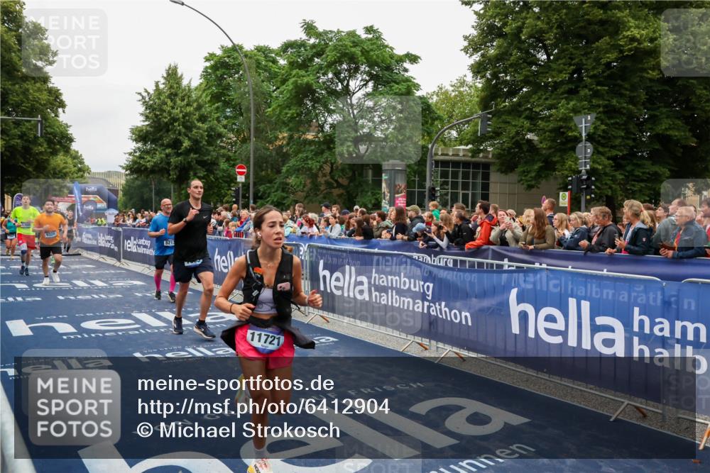30.06.2024 - hella hamburg halbmarathon Michael Strokosch http://msf.ph/oto/6412904 30.06.2024 11:09:20 Ziel 802, 983, 1097, 1527, 5213, 5360, 5477, 7140, 7863, 9035, 9328, 10681, 11721, 11771 meine-sportfotos.de