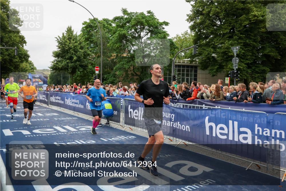30.06.2024 - hella hamburg halbmarathon Michael Strokosch http://msf.ph/oto/6412934 30.06.2024 11:09:21 Ziel 983, 1097, 1527, 5213, 5360, 5477, 7140, 7863, 9035, 9328, 9425, 10681, 11721, 11771 meine-sportfotos.de