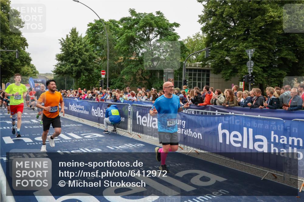 30.06.2024 - hella hamburg halbmarathon Michael Strokosch http://msf.ph/oto/6412972 30.06.2024 11:09:22 Ziel 983, 1097, 1527, 5213, 5360, 5477, 7140, 7863, 9035, 9328, 9425, 10681, 11721, 11738, 11771 meine-sportfotos.de
