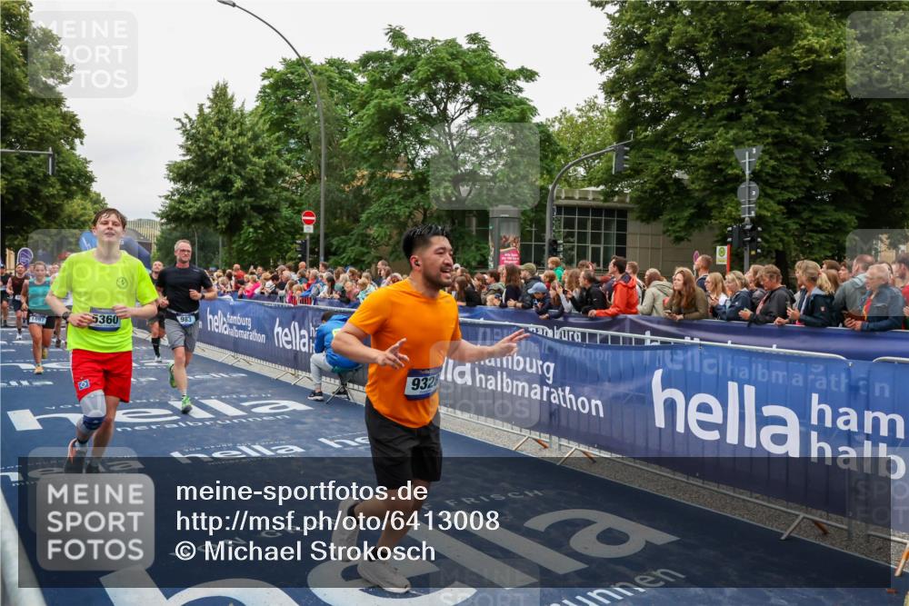 30.06.2024 - hella hamburg halbmarathon Michael Strokosch http://msf.ph/oto/6413008 30.06.2024 11:09:23 Ziel 983, 1097, 1527, 4194, 5213, 5360, 5425, 5477, 6885, 7140, 7188, 7863, 9035, 9328, 9425, 10681, 11738, 11771 meine-sportfotos.de