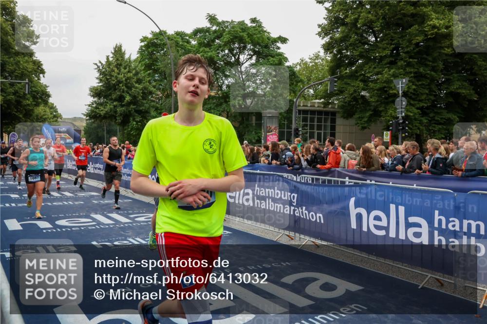 30.06.2024 - hella hamburg halbmarathon Michael Strokosch http://msf.ph/oto/6413032 30.06.2024 11:09:24 Ziel 983, 1097, 1527, 4194, 5213, 5360, 5425, 5477, 6721, 6885, 7140, 7188, 9035, 9328, 9419, 9425, 9495, 10681, 11738, 11771 meine-sportfotos.de
