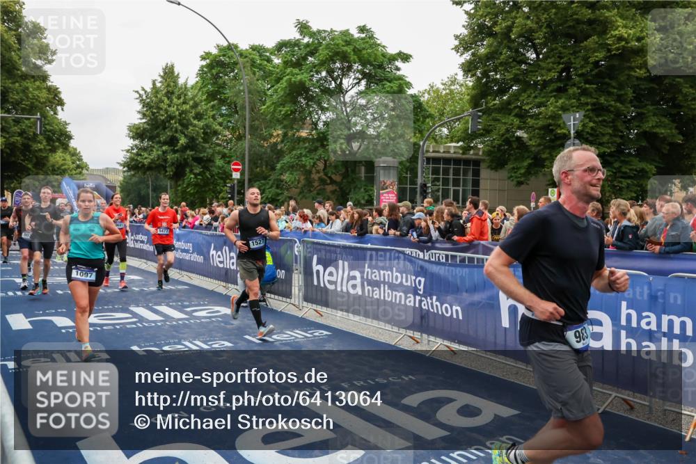 30.06.2024 - hella hamburg halbmarathon Michael Strokosch http://msf.ph/oto/6413064 30.06.2024 11:09:25 Ziel 983, 1097, 1527, 2349, 4194, 5360, 5425, 5477, 6721, 6885, 7140, 7188, 9035, 9328, 9419, 9425, 9495, 10681, 10997, 11738, 11771 meine-sportfotos.de