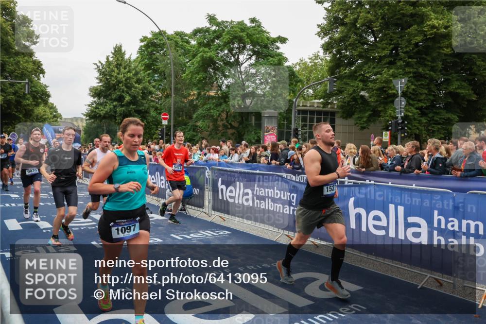30.06.2024 - hella hamburg halbmarathon Michael Strokosch http://msf.ph/oto/6413095 30.06.2024 11:09:26 Ziel 983, 1097, 1527, 2349, 4194, 5425, 5477, 6721, 6763, 6885, 7140, 7188, 9035, 9419, 9425, 9495, 10681, 10997, 11738, 11771 meine-sportfotos.de