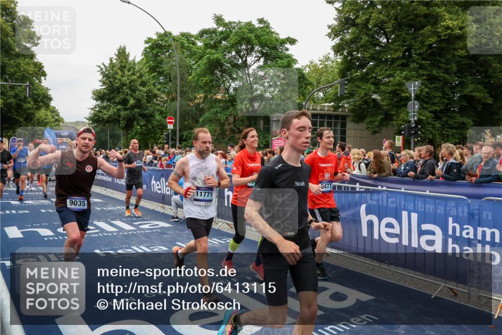 30.06.2024 - hella hamburg halbmarathon Michael Strokosch http://msf.ph/oto/6413115 30.06.2024 11:09:27 Ziel 1097, 1527, 2349, 3350, 4194, 5425, 5477, 6721, 6763, 6885, 7140, 7188, 9035, 9419, 9425, 9495, 10681, 10997, 11738, 11771 meine-sportfotos.de