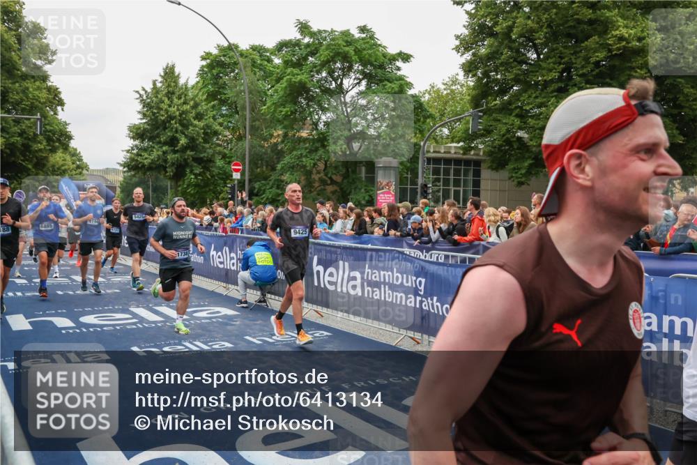 30.06.2024 - hella hamburg halbmarathon Michael Strokosch http://msf.ph/oto/6413134 30.06.2024 11:09:28 Ziel 1097, 1527, 2349, 3350, 4194, 5425, 5477, 6721, 6763, 6885, 7140, 7188, 9035, 9263, 9419, 9425, 9495, 10681, 10997, 11738, 11771 meine-sportfotos.de