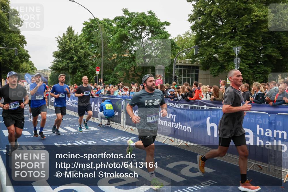 30.06.2024 - hella hamburg halbmarathon Michael Strokosch http://msf.ph/oto/6413164 30.06.2024 11:09:29 Ziel 2349, 3350, 4194, 5425, 5477, 6721, 6763, 6885, 7188, 8418, 9035, 9263, 9419, 9425, 9495, 10681, 10997, 11006, 11738, 11771 meine-sportfotos.de