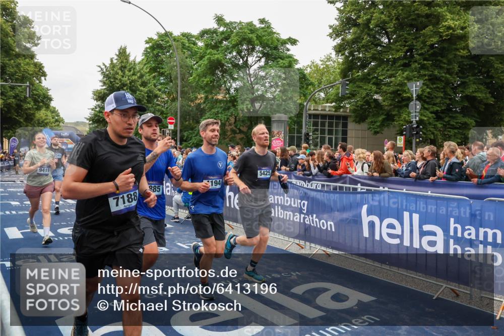 30.06.2024 - hella hamburg halbmarathon Michael Strokosch http://msf.ph/oto/6413196 30.06.2024 11:09:30 Ziel 2349, 3350, 4194, 5425, 6721, 6763, 6885, 7188, 8418, 9263, 9419, 9425, 9495, 10997, 11006, 11738 meine-sportfotos.de